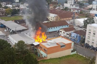 Incêndio em residência na esquina da Marechal Floriano com a Rua Jacinto Madalosso, no bairro Pio X, em Caxias.