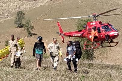 Piloto de parapente é resgatado após ficar 18 horas preso em árvore em Porciúncula