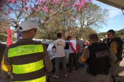 Brigada Militar faz abordagem de flanelinhas junto á orla do Guaíba