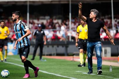 Juninho Capixaba e Renato Portaluppi no jogo entre Grêmio e São Paulo pelo Brasileirão