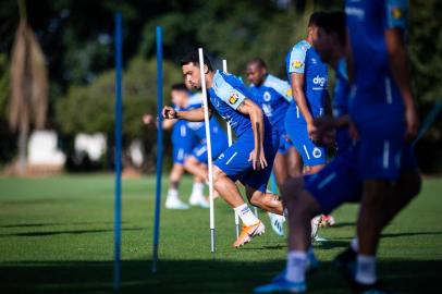  Lateral-direito Edilson em treino do Cruzeiro