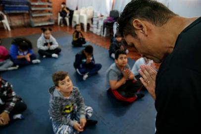  PORTO ALEGRE- RS BRASIL- 02/09/2019- Voluntários ensinam prática de yoga para escola pública da Capital.  Aula de yoga/meditação que é ministrada, semanalmente, para estudantes do terceiro ano da Escola Poty Medeiros. A iniciativa é uma ação de dois pais que fazem este trabalho voluntários junto aos pequenos. segundo o diretor do colégio, o nível de agitação e briga entre os estudantes caiu bastante desde o início da prática. Thuane do Nascimento, ao centro.  FOTO FERNANDO GOMES/ZERO HORA.