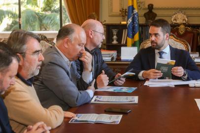 PORTO ALEGRE, RS, BRASIL, 02/09/2019 - O governador Eduardo Leite recebeu, na tarde desta segunda-feira (2/9), no Palácio Piratini, representantes das frentes parlamentares estadual e federal em Defesa da Petrobras, além de integrantes do Sindicato dos Petroleiros do Rio Grande do Sul (Sinpetro-RS) e prefeitos. O grupo entregou ao governador um estudo sobre os possíveis impactos da privatização da Refinaria Alberto Pasqualini (Refap), em Canoas, e seus terminais, e pediu apoio do governador junto à União para mantê-los sob administração pública. Leite determinou ao secretário adjunto de Meio Ambiente e Infraestrutura, Paulo Pereira, e ao subsecretário da Receita, Ricardo Neves, que representou a Secretaria da Fazenda na reunião, para que as pastas analisem o material e elaborem um parecer para que possa construir um posicionamento a respeito do tema. Felipe Dalla Valle/Palácio Piratini