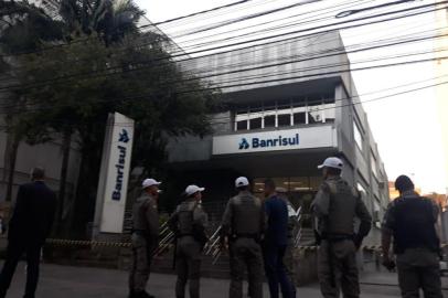 Dois homens assaltaram a agência do Banrisul da Rua 15 de janeiro, no bairro Centro, em Canoas, na tarde desta segunda-feira (2). Segundo o comandante de policiamento metropolitano, coronel Oto Amorim, ambos entraram por uma porta lateral do banco e levaram dois malotes de dinheiro. Os assaltantes fugiram sem ferir ninguém.