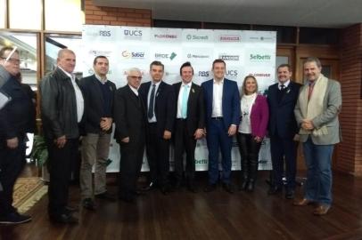 Prefeito de Bento Gonçalves, Guilherme Pasin (PP), palestra na CIC. Na foto, com empresários e políticos de Caxias e região e o bispo Dom Alessandro Ruffinoni