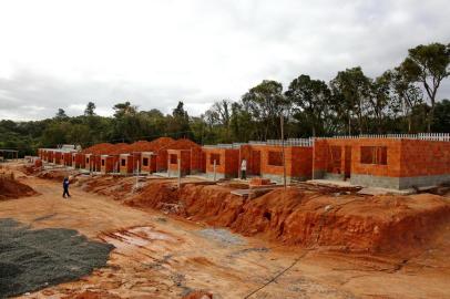  PORTO ALEGRE, RS, BRASIL 19/08/2019 - Obra parada por conta do atraso nos recursos, mulher que aguarda a conclusão do empreendimento para se mudar. (FOTO: ROBINSON ESTRÁSULAS/AGÊNCIA RBS)