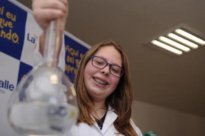  CAXIAS DO SUL, RS, BRASIL (08/08/2019)A estudante Adriana Elisa Hentges, aluna do 2º ano do Ensino Médio do Colégio La Salle Carmo, de Caxias do Sul, apresentará em setembro o projeto ¿Biopolímeros de Amido de Batata¿ na Expo-Sciences International 2019, em Abu Dahbi. (Antonio Valiente/Agência RBS)