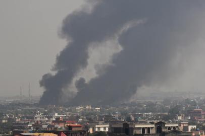  Smoke rises from the site of an attack after a massive explosion the night before near the Green Village in Kabul on September 3, 2019. - A massive blast in a residential area of Kabul killed at least 16 people, officials said on September 3, yet another Taliban attack that came as the insurgents and Washington try to finalise a peace deal. (Photo by Wakil KOHSAR / AFP)Editoria: WARLocal: KabulIndexador: WAKIL KOHSARSecao: conflict (general)Fonte: AFPFotógrafo: STF