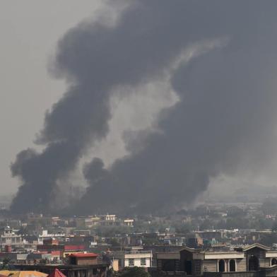  Smoke rises from the site of an attack after a massive explosion the night before near the Green Village in Kabul on September 3, 2019. - A massive blast in a residential area of Kabul killed at least 16 people, officials said on September 3, yet another Taliban attack that came as the insurgents and Washington try to finalise a peace deal. (Photo by Wakil KOHSAR / AFP)Editoria: WARLocal: KabulIndexador: WAKIL KOHSARSecao: conflict (general)Fonte: AFPFotógrafo: STF