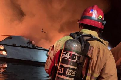 Over 30 in distress as boat catches fire off California coastIn this photo released by the Ventura County Fire Department on September 2, 2019, Firefighters attempt to extinguish a fire on a boat off the coast of Santa Cruz Island, California. - Rescuers were scrambling Monday to reach more than 30 people who were sleeping below deck when their scuba-diving boat caught fire off the California coast, with reports of numerous fatalities. A major rescue operation was underway for the dozens of people trapped aboard the 75-foot (22-meter) boat, near Santa Cruz Island off the coast from Los Angeles, the Coast Guard tweeted. (Photo by HO / Ventura County Fire Department / AFP) / RESTRICTED TO EDITORIAL USE - MANDATORY CREDIT AFP PHOTO / Ventura County Fire Department/ HO - NO MARKETING NO ADVERTISING CAMPAIGNS - DISTRIBUTED AS A SERVICE TO CLIENTSEditoria: DISLocal: Los AngelesIndexador: HOSecao: accident (general)Fonte: Ventura County Fire DepartmentFotógrafo: STR