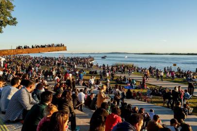  PORTO ALEGRE, RS, BRASIL, 01-04-2019: Para o aniversário de um ano da orla do Guaíba, estamos fazendo uma matéria sobre a rotina do local: os esportistas pela manhã, as famílias à tarde, os boêmios à noite. (Foto: Omar Freitas / Agência RBS)Indexador: NGS