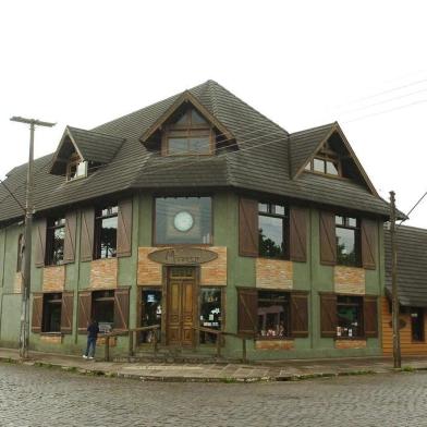  Miragem Livraria. Livraria estabelecida no município de São Francisco de Paula exibe um ambiente vanguardista na sua arquitetura. Na foto,