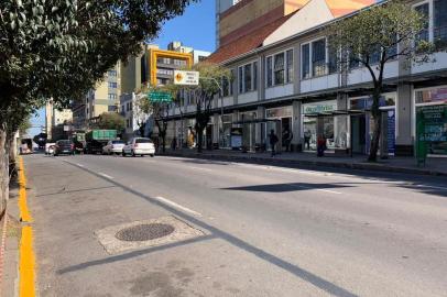 Comerciantes da Rua Os Dezoito do Forte temem queda nas vendas com retirada de estacionamento. Nova faixa de tráfego entrou em operação na segunda-feira