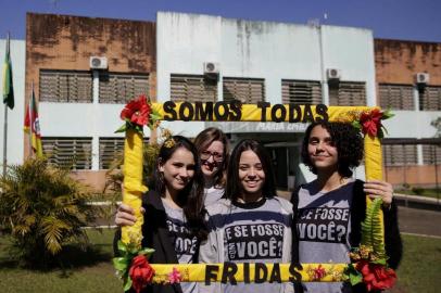 SAPIRANGA, RS, BRASIL, 02-09-2019: A estudante Roberta Caxambu, a professora Denize Groff, e as aluna Betina Garcia e Ketlin Conceição, da Escola Municipal Maria Emília de Paula, na Vila Irma, em Sapiranga. Elas criaram um projeto de combate à violência contra a mulher e espalham a ideia para outras escolas e pela região. A iniciativa foi selecionada para um programa de incentivo e elas irão para Roma conhecer o Papa Francisco junto de outros grupos com projetos semelhantes. (Foto: Mateus Bruxel / Agência RBS)