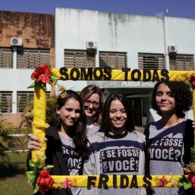 SAPIRANGA, RS, BRASIL, 02-09-2019: A estudante Roberta Caxambu, a professora Denize Groff, e as aluna Betina Garcia e Ketlin Conceição, da Escola Municipal Maria Emília de Paula, na Vila Irma, em Sapiranga. Elas criaram um projeto de combate à violência contra a mulher e espalham a ideia para outras escolas e pela região. A iniciativa foi selecionada para um programa de incentivo e elas irão para Roma conhecer o Papa Francisco junto de outros grupos com projetos semelhantes. (Foto: Mateus Bruxel / Agência RBS)