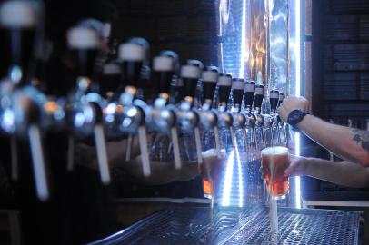  CAXIAS DO SUL, RS, BRASIL 08/11/2016Um novo ponto de lazer se forma em Caxias do Sul. Bares próximos a MAESA.La Birra: Tiago Trentin Lima, um dos donos do bar, comemora sucesso obtido via redes sociais. (Felipe Nyland/Agência RBS)