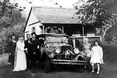  Frederico Rahmeier, em setembro de 1941, casou-se com Martha Klos.  Na fotografia da festa do casamento, aparece o primeiro veículo adquirido pela familia. O automóvel, um Oakland 1929, foi comprado, na época, por Edmundo Rahmeier, que está junto na imagem, como motorista e padrinho de casamento. Ao lado do motorista está a mãe do noivo, Joanna Georgeta Carolina Rahmeier, de branco, na direita está a irmã do noivo Amanda e, atrás dos noivos, outros padrinhos: Alberto Klos e esposa. Também em destaque na cena, a primeira casa construida, em 1912, pela familia Rahmeier, em Panambi. A residência do casal Friedrich Rahmeier e Joanna Georgeta tinha telhas de madeira. 