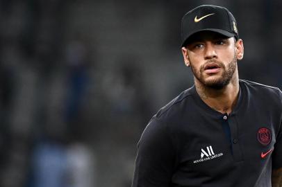  (FILES) In this file photo taken on August 3, 2019 Paris Saint-Germains Brazilian forward Neymar reacts at the end of the French Trophy of Champions football match between Paris Saint-Germain (PSG) and Rennes (SRFC) at the Shenzhen Universiade stadium in Shenzhen. - Neymar is to stay at Paris Saint-Germain after seeing his desire to transfer back to Barcelona fail, according to press reports on September 1, 2019. Se queda, Spanish for hes staying, read the LEquipe headline on its front page with a photo of the Brazilian. (Photo by FRANCK FIFE / AFP)Editoria: SPOLocal: ShenzhenIndexador: FRANCK FIFESecao: soccerFonte: AFPFotógrafo: STF