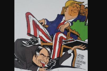 Charge de Latuff, mostrando Bolsonaro em posição submissa a Trump, motivou cancelamento de exposição na Câmara Municipal de POA e acusações de censura contra a presidente da Casa, Mônica Leal (PP).