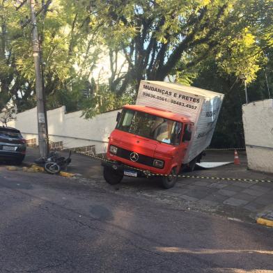 Caminhão atinge quatro veículos e bate em portão de hospital no bairro Moinhos de Vento