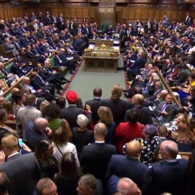 Data: 03/09/2019A video grab from footage broadcast by the UK Parliaments Parliamentary Recording Unit (PRU) shows MPs waiting in the chamber for the result of the vote on the Standing Order 24 emergency debate on a no-deal Brexit in the House of Commons in London on September 3, 2019. - Prime Minister Boris Johnson was braced for a showdown with parliament on Tuesday over his Brexit plan that could spark a snap election and derail Britains exit from the European Union next month. (Photo by - / PRU / AFP) / RESTRICTED TO EDITORIAL USE - MANDATORY CREDIT  AFP PHOTO / PRU  - NO USE FOR ENTERTAINMENT, SATIRICAL, MARKETING OR ADVERTISING CAMPAIGNS - EDITORS NOTE THE IMAGE HAS BEEN DIGITALLY ALTERED AT SOURCE TO OBSCURE VISIBLE DOCUMENTS