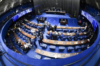 Plenário do Senado Federal durante sessão deliberativa ordinária. Ordem do dia. Mesa: senador Weverton (PDT-MA); presidente do Senado Federal, senador Davi Alcolumbre (DEM-AP); secretário-geral da Mesa, Luiz Fernando Bandeira de Mello Filho.Foto: Marcos Oliveira/Agência Senado