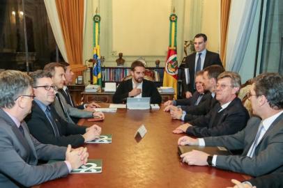 Reunião entre os chefes dos poderes e o governador Eduardo Leite