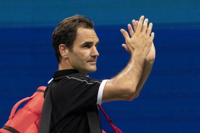  Roger Federer of Switzerland walks off the court after losing to Grigor Dimitrov of Bulgaria in their Mens Singles Quarter-finals tennis match during the 2019 US Open at the USTA Billie Jean King National Tennis Center in New York on September 3, 2019. (Photo by  / AFP)Editoria: SPOLocal: New YorkIndexador: DON EMMERTSecao: tennisFonte: AFPFotógrafo: STF