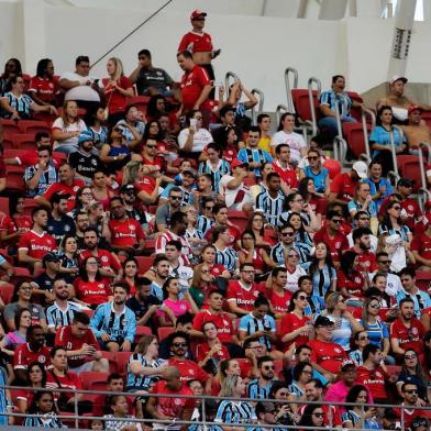  PORTO ALEGRE, RS, BRASIL, 14.04.2019. Inter e Grêmio se enfrentam no Beira-Rio em primeira partida pela final do Campeonato Gaúcho 2019. Clássico é o Gre-Nal de número 419. Na foto, torcida mista.FOTO: MARCO FAVERO/AGÊNCIA RBSIndexador: Felix Zucco