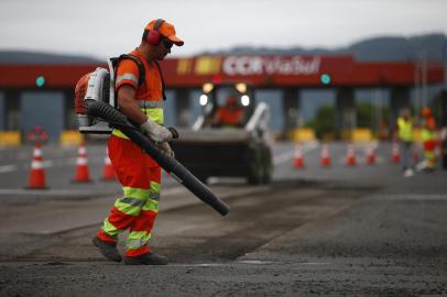  GRAVATAÍ, RS, BRASIL, 27-02-2019: Obras de reparos da CCR Viasul na rodovia BR-290 (Freeway), no pedágio em Santo Antônio da Patrulha. (FOTO FÉLIX ZUCCO/AGÊNCIA RBS, Editoria de Notícias).