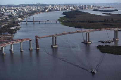  PORTO ALEGRE, RS, BRASIL - Esta nova ponte do Guaíba vai ampliar a interligação da Região Metropolitana de Porto Alegre com o sul do Estado proporcionando uma conexão sobre o Delta do Rio Jacuí sem as interrupções que ocorrem diariamente na ponte existente.O empreendimento terá uma extensão de 2,9 quilômetros com um total de 7,3 quilômetros em obras de áreas especiais (alargamento da ponte Saco da Alemoa, elevada e viadutos). Com 28 metros de largura nos vãos principais, a pista contará com duas faixas de rolamento com acostamento e refúgio central.