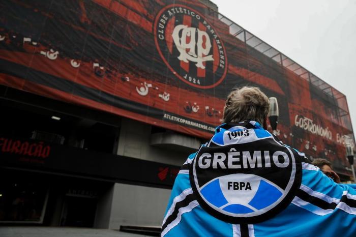 Grêmio finaliza preparativos e viaja para Curitiba