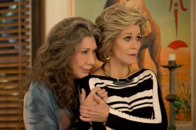 Grace (Jane Fonta, à direita) and Frankie (Lily Tomlin, à esquerda) na segunda temporada da série