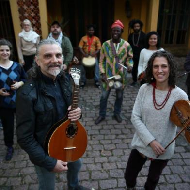  PORTO ALEGRE, RS, BRASIL - Gutcha Ramil e Hique Gomez apresentam o espetáculo Fluxos: musicalidades em trânsito no Salão de Atos da UFRGS em 05 de setembro, às 20h. Acompanhamos um ensaio dos músicos.