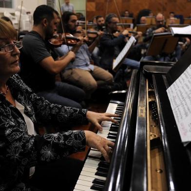  CAXIAS DO SUL, RS, BRASIL, 29/08/2019 - Ensaio da Orquestra da UCS, com a solista Olinda Alessandrini, pianista. Regência do maestro Manfredo Schmiedt. (Marcelo Casagrande/Agência RBS)