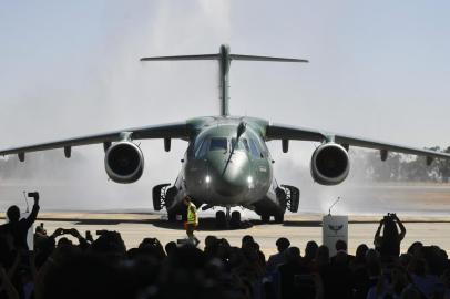 Aeronave cargueiro KC-390 da EmbraerANÁPOLIS, GO, 04.09.2019 ¿ JAIR-BOLSONARO-DF: O presidente Jair Bolsonaro participa de cerimônia de recebimento da aeronave cargueiro KC-390 da Embraer, pela Força Aérea Brasileira (FAB), na Base Aérea de Anápolis (GO), na tarde desta quarta-feira (4). (Foto: Mateus Bonomi/Agif/Folhapress)Local: GO ;Brasil