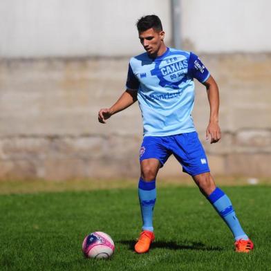  CAXIAS DO SUL, RS, BRASIL, 07/12/2018. Treino do Caxias no gramado suplementar. O Caxias se prepara para disputar o Gauchão 2019. Na foto, lateral Eduardo Grasson. (Porthus Junior/Agência RBS)Indexador: ANTONIO VALIENTE                