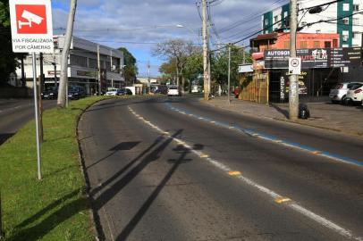  PORTO ALEGRE - RS - BR - 04.09.2019Pardal na avenida Nonoai, causa polêmica.Placas de trânsito, com avisos de velocidade e de radar na avenida Nonoai.Esquina da av. Nonoai com a rua Cachoeira.FOTÓGRAFO: TADEU VILANI AGÊNCIA RBS EDITORIA PORTO ALEGRE