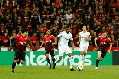 Léo Gomes em lance durante Athletico-PR x Grêmio na Arena da Baixada pela semifinal da Copa do Brasil