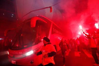  PORTO ALEGRE, RS, BRASIL, 04/09/2019- Inter x Cruzeiro: Ruas de fogo para a chegada dos jogadores colorados ao Beira-Rio. (Fotos: Mateus Bruxel/Agência RBS)