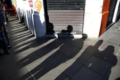  PORTO ALEGRE, RS, BRASIL - 2019.08.19 - Empresa oferece 1500 vagas de emprego. A fila começava na Avenida Júlio de Castilhas, entrava na rua Chaves Barcellos e terminava na Voluntários da Pátria. (Foto: ANDRÉ ÁVILA/ Agência RBS)