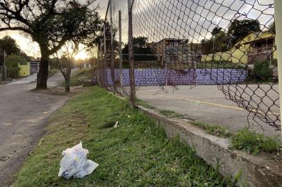 Iniciou, nesta quinta-feira (5), o trabalho de recuperação de praças e parques de Porto Alegre, dentro do novo contrato assinado com a empresa terceirizada Ecsam Serviços Ambientais. Pelo acordo, o executivo pagará R$ 24,8 milhões em 12 meses. A meta é revitalizar e instalar novos equipamentos em todos os 602 espaços de responsabilidade do poder público - há ainda outras 74 adotadas por empresas. O primeiro local a receber as melhorias é a praça Morro da Cruz, na vila São José, bairro Partenon, na zona leste. Com vista da cruz que da nome ao morro, o local padece de cuidados.