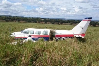  Pouso forçado de bimotor com apresentadores Angélica e Luciano Huck em fazenda no Mato Grosso do Sul.