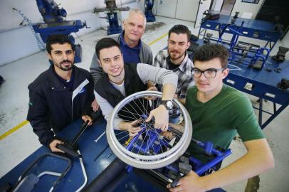  PASSO FUNDO, RS, BRASIL, 30-08-2019: Estudantes de engenharia integrantes do Projeto de Transportes com Energias Alternativas (Protea), em Passo Fundo, dedicam-se a aplicar os conhecimentos obtidos durante as aulas em ações voluntárias que envolvem a montagem e manutenção de cadeiras de rodas para pessoas com dificuldades de locomoção. (FOTO FÉLIX ZUCCO/AGÊNCIA RBS, Editoria SuaVida).