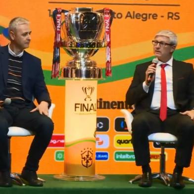 Técnico do Inter Odair Hellmann durante sorteio dos mandos de campo da final da Copa do Brasil ao lado Tiago Nunes do Athletico-PR