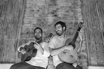 Duo Quintal, formado pelos violonistas Diego Costa e Beto Chedid, é atração do Tum Tum Instrumental, em Caxias do Sul