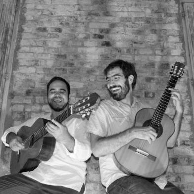 Duo Quintal, formado pelos violonistas Diego Costa e Beto Chedid, é atração do Tum Tum Instrumental, em Caxias do Sul