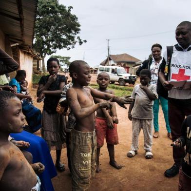  Members of the International Federation of the Red Cross and the Congolese Red Cross go door-to-door in the Beni neighbourhoods, northeastern Democratic Republic of Congo, to listen to families about their fear of the Ebola virus and the response teams on August 31, 2019. - The Ebola outbreak, declared in August 2018, have killed more than 2,000 people in DR Congo and Uganda. (Photo by ALEXIS HUGUET / AFP)Editoria: HTHLocal: BeniIndexador: ALEXIS HUGUETSecao: healthcare policyFonte: AFPFotógrafo: STR