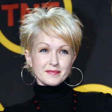 CINDY LAUPER, CANTORASinger Cyndi Lauper poses for photographers backstage at the "Come Together: A Night for John Lennon's Words and Music" concert 02 October, 2001, at Radio City Music Hall in New York. Lauper sang "Strawberry Fields Forever" at the Strawberry Fields memorial for Lennon in Central Park. The concert was dedicated to New York City and its people.    AFP PHOTO/Stan HONDA#PÁGINA:12 Fonte: AFP Fotógrafo: STAN HONDA