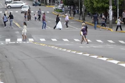  CAXIAS DO SUL, RS, BRASIL, 12/02/2013. Ambiental da rua Sinimbu na tarde de terça de Carnaval. Pouco movimento na via. (Juan Barbosa/Pioneiro)Indexador: JUAN BARBOSA